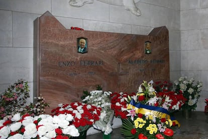 La tumba de Enzo Ferrari en Módena.