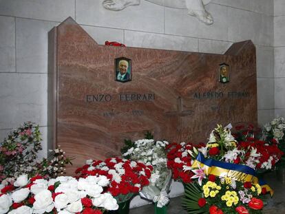 La tumba de Enzo Ferrari en Módena.