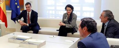De izquierda a derecha: Pedro Sánchez, presidente del Gobierno; Magdalena Valerio, ministra de Trabajo; Juan Rosell, presidente de CEOE y Antonio Garamendi, presidente de Cepyme.