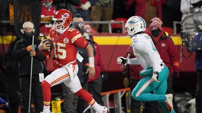 El mariscal de campo de los Kansas City Chiefs, Patrick Mahomes, corre el balón durante el juego de comodines de la AFC, el pasado 13 de enero.