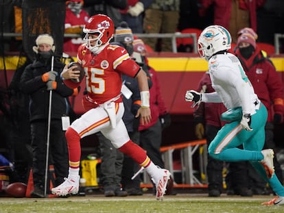 El mariscal de campo de los Kansas City Chiefs, Patrick Mahomes, corre el balón durante el juego de comodines de la AFC, el pasado 13 de enero.