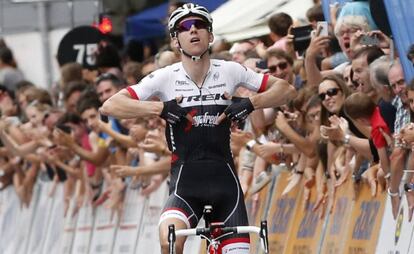 Bauke Mollema cruza victorioso la meta de La Cl&aacute;sica de San Sebasti&aacute;n.