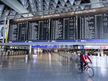 Un hombre monta en bicicleta en el la terminal 1 del aeropuerto de Fráncfort, al oeste de Alemania.