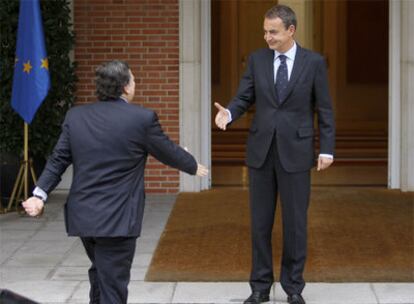 Zapatero saluda al presidente de la Comisión Europea, José Manuel Durão, en La Moncloa.