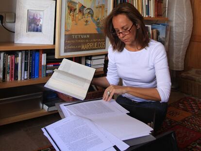 María Dueñas todavía conserva, guardado en un cajón, todo el material que usó para documentar <b><i>El tiempo entre costuras.</b></i>