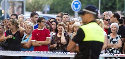 Vecinos de las v&iacute;ctimas, concentrados frente a la casa donde fueron hallados los cad&aacute;veres.