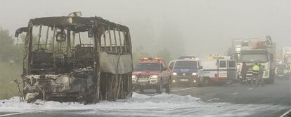 Estado en el que ha quedado un autobus tras un accidente en el que se han visto implicados 15 vehículos, en Álava.