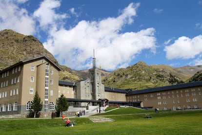 El santuario de Nuria, al que solo se puede acceder en tren de cremallera.