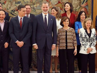El rey Felipe Vl, el presidente y los vicepresidentes del Gobierno, entre otros, durante el acto de toma de posesión.