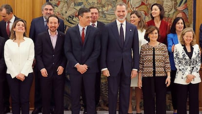 El rey Felipe Vl, el presidente y los vicepresidentes del Gobierno, entre otros, durante el acto de toma de posesión.