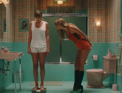 Taylor Swift, en la escena de la báscula de su vídeo ‘Anti Hero’.