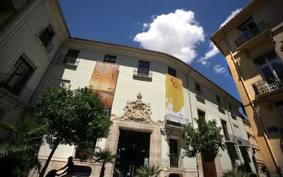 El Palau de Cerveró, que fou al seu de l'Institut d'Estudis Valencians i on s'exhibeix la mostra.