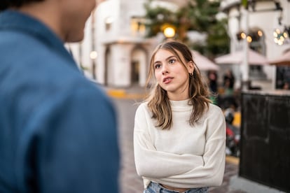 Lo primero que percibimos de un individuo es su aspecto físico, luego complementamos esa información con lo que extraemos de su forma de vestir y, por último, de lo que nos aporta su manera de interactuar.