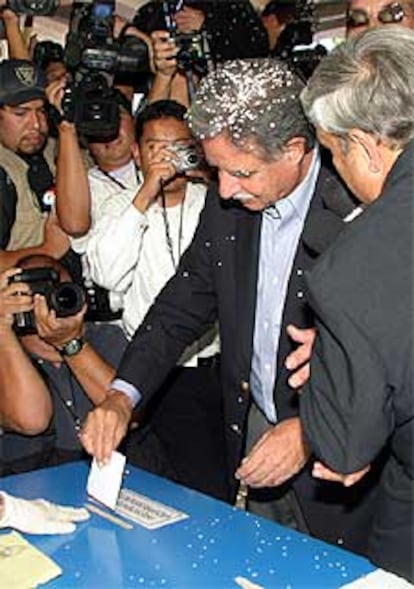Berger deposita su voto durante las elecciones presidenciales de ayer en Guatemala.
