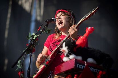 La vocalista de la banda Caroline Rose durante su actuación en la jornada inaugural de la vigésimocuarta edición del Festival Internacional de Benicàssim (FIB), el 19 de julio.