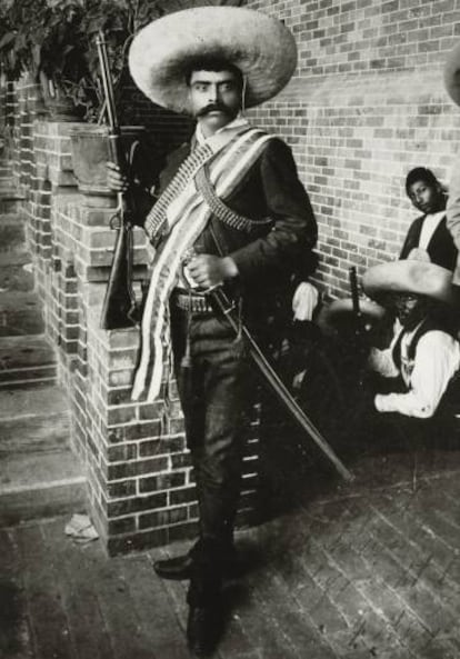 Emiliano Zapata, con rifle y sable.