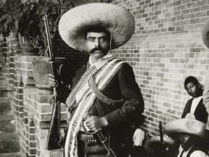 Emiliano Zapata, con rifle y sable.