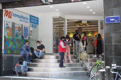 Un grupo de personas espera a las afueras del consultorio médico de una farmacia, en Ciudad de México, en julio de 2022.