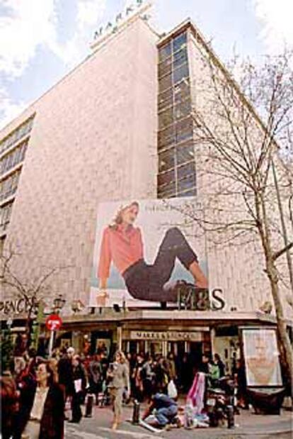 Entrada de la tienda de Marks and Spencer en la calle Serrano de Madrid.
