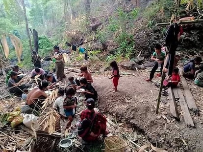 Desplazados de Mindat refugiados en un bosque en el Estado de Chin, el  20 de mayo.