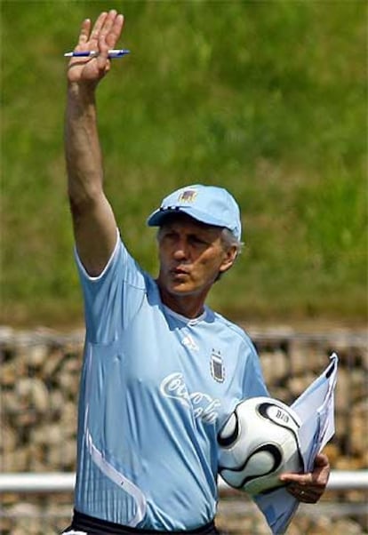 José Pekerman imparte instrucciones durante un entrenamiento.