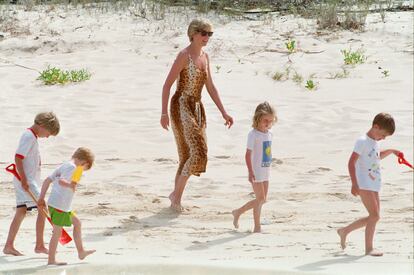 La princesa Diana, junto a su madre, Frances Shand, y sus hijos, Enrique y Guillermo, en Necker en febrero de 1990.