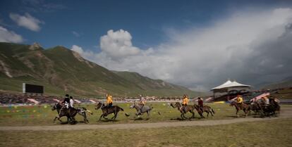 Jinetes nómadas tibetanos participan en una carrera en la meseta del Tíbet, en el condado de Yushu (China).