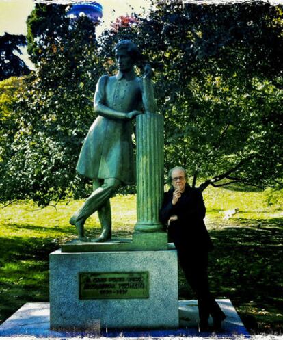 Luis Eduardo Aute emula la postura de la estatua de Pushkin en el parque de la Fuente del Berro.