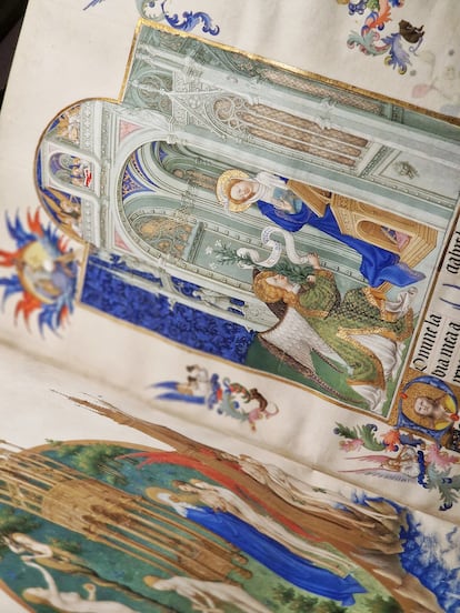 Páginas del manuscrito expuesto en una urna de seguridad.