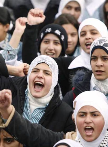 Jóvenes palestinas, en una manifestación a favor de la paz entre Al Fatah y Hamás en Tulkarem.