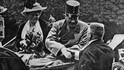 El archiduque Francisco Fernando junto a su esposa, Sofía, poco antes de que los asesinaran en Sarajevo en 1914.