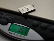 Medición de una pieza de plata en Liverpool, Reino Unido.