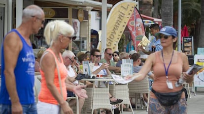 Un grupo de turistas disfruta de sus vacaciones en Palma de Mallorca.