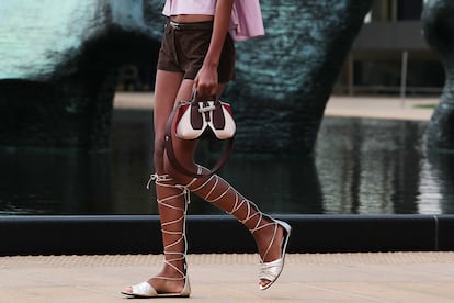 Botas deportivas y sandalias planas, la propuesta de Longchamp.