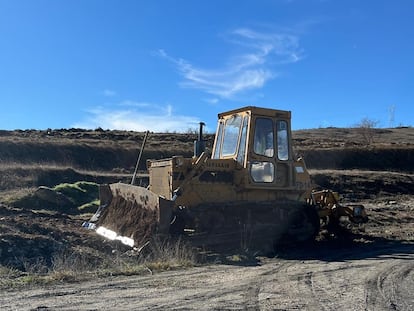 Un bulldozer sobre los restos del campamento romano, destruido para reforestación.