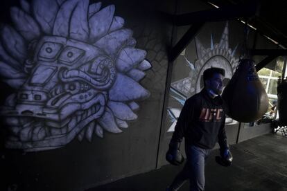 Andrés Martínez, boxeador profesional, durante su entrenamiento en el gimnasio de Cerrajería 6, en el barrio de Morelos, una de las principales zonas laborales de Ciudad de México.