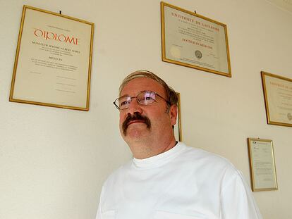 La primera persona a la que ayudó a morir dignamente era un colega médico enfermo de cáncer. Se inyectó un veneno en la sonda gástrica.