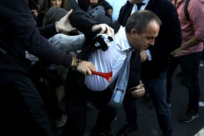 Los manifestantes que bloquean los accesos al Palau de Congresos de Cataluña por la avenida Diagonal han impedido el acceso a algunos invitados.