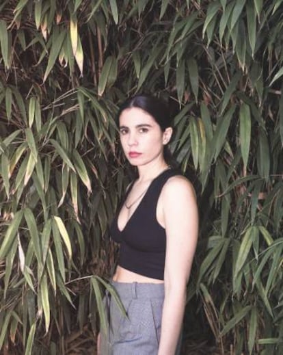 Javiera Mena posa para ICON en medio de la vegetación salvaje que se ha adueñado del parque del Retiro de Madrid.