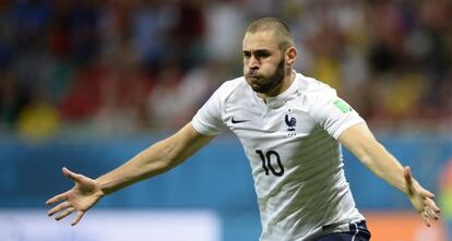 Benzema celebra su segundo gol a Suiza