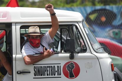 Manifestante em carreata contra Bolsonaro no Rio neste sábado. Os protagonistas do clamor popular pelo impeachment de Dilma Rousseff, MBL e Vem pra Rua, chamaram atos para o domingo. Eerá também um termômetro da aceitação da campanha pelo impeachment à direita. 