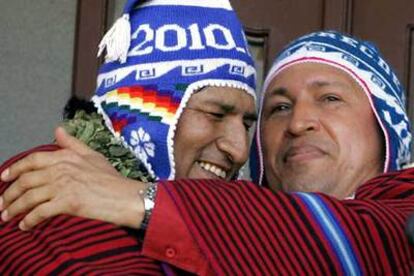 Evo Morales (izquierda) y Hugo Chávez, con poncho y <i>lluchu</i>, ayer en Cochabamba.