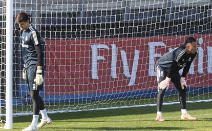 Keylor Navas y Courtois en el entrenamiento de este viernes.