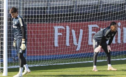 Keylor Navas y Courtois en el entrenamiento de este viernes.