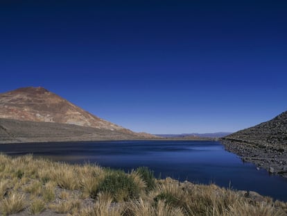 Lago Kari Kari y la montaña Cerro Rico, Potosí, Bolivia.