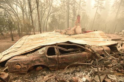 Un vehículo destrozado este sábado por el incendio en Paradise, un municipio de unos 26.000 habitantes del Estado de California. Paradise, al norte de Sacramento, ha sido arrasado por el fuego como una caja de cerillas.