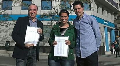 Exmilitantes del PP de Alcoi a la puerta de la sede provincial tras darse de baja.