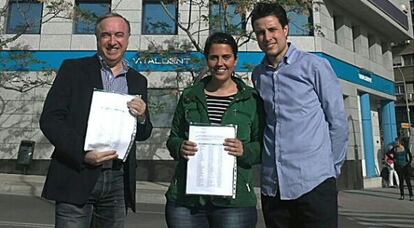 Exmilitantes del PP de Alcoi a la puerta de la sede provincial tras darse de baja. 