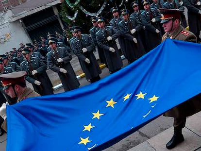 Soldados del ejército búlgaro desfilan en Sofía con una bandera europea el pasado día 3 con motivo del ingreso del país en la UE.