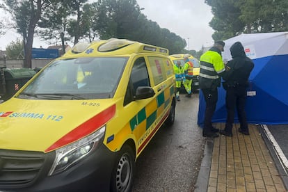 Los equipos de Emergencias trabajan en la avenida de Arcas del Agua de Madrid, donde ha muerto este sábado una mujer de 39 años con varias heridas de arma blanca.